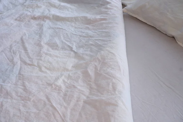 Λευκή Κουβέρτα Λίνενς Στο Κρεβάτι Εσωτερικό Υφή Ιστορικό — Φωτογραφία Αρχείου