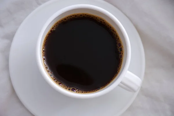 Weiße Tasse Schwarzen Kaffee Einem Weißen Bett — Stockfoto