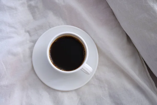 Gelas Putih Kopi Hitam Tempat Tidur Putih — Stok Foto