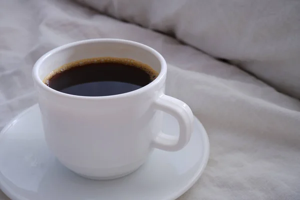 Gelas Putih Kopi Hitam Tempat Tidur Putih — Stok Foto