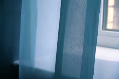 Penceredeki perdeler yeşil. Özgeçmiş için uygun.