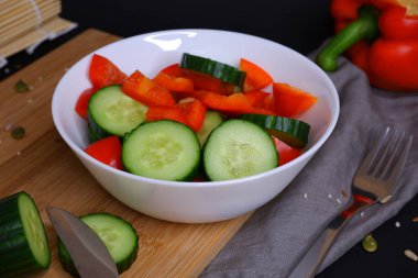 Beyaz tabakta sebze salatası..