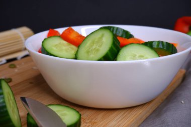 Beyaz tabakta sebze salatası..