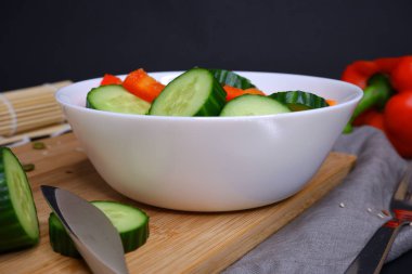 Beyaz tabakta sebze salatası..