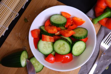 Beyaz tabakta sebze salatası..