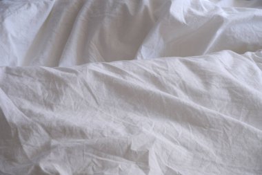 Beyaz çarşaflar. Yatağa. Yatak bezi dokusu.