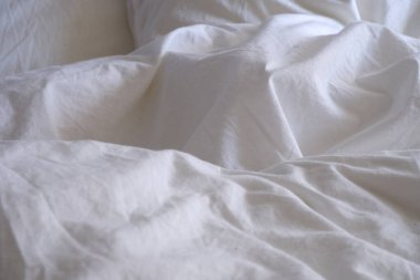 Beyaz çarşaflar. Yatağa. Yatak bezi dokusu.