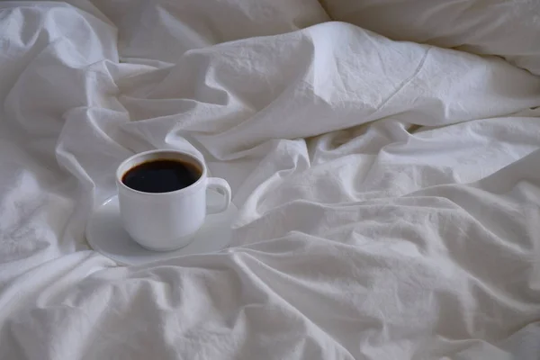 Чашка Кофе Белом Постельном Белье — стоковое фото