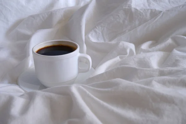 Secangkir Kopi Linen Tempat Tidur Putih — Stok Foto