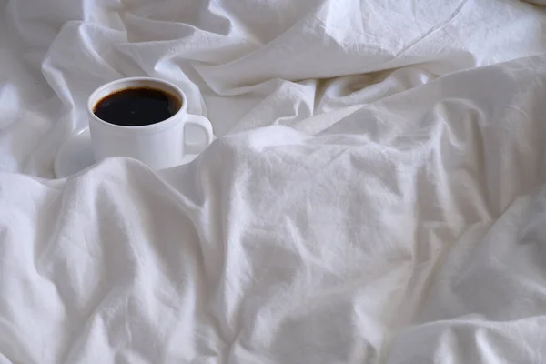 Secangkir Kopi Linen Tempat Tidur Putih — Stok Foto