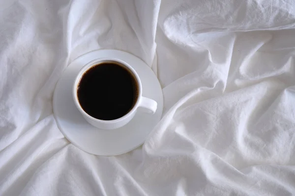 Taza Café Sobre Ropa Cama Blanca — Foto de Stock