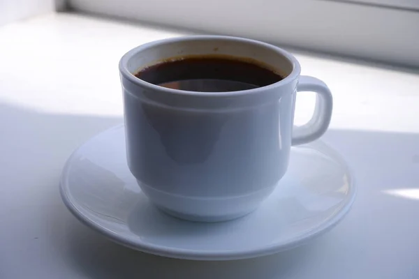 Eine Tasse Kaffee Auf Der Fensterbank Die Sonnenstrahlen Auf Der — Stockfoto