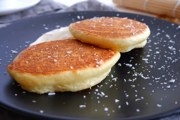 Grießpfannkuchen Einem Schwarzen Teller — Stockfoto