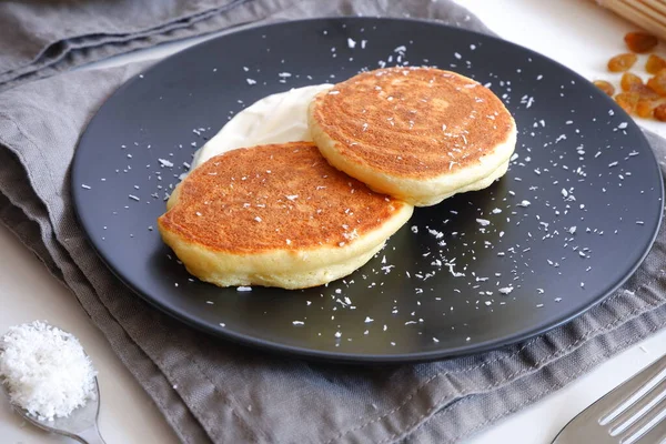 Grießpfannkuchen Einem Schwarzen Teller — Stockfoto