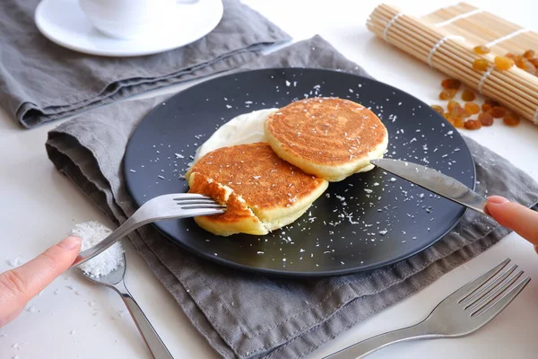 Pancake Semolina Dalam Piring Hitam — Stok Foto