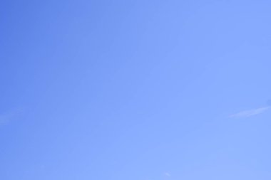 Mavi gökyüzündeki bulutlar. Gökyüzü arka planı. Gökyüzü dokusu.