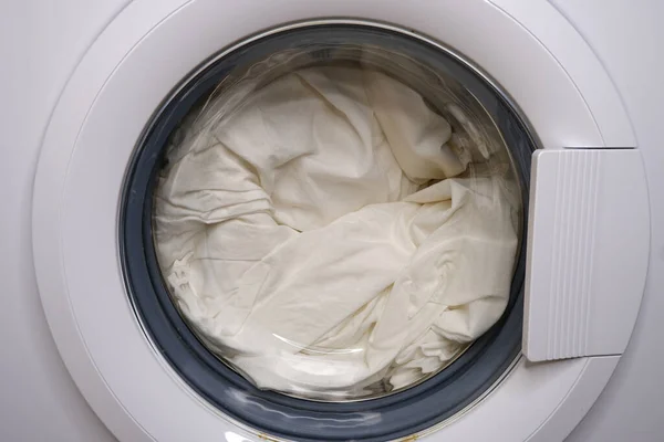 Çamaşır Makinesinde Beyaz Çarşaflar — Stok fotoğraf