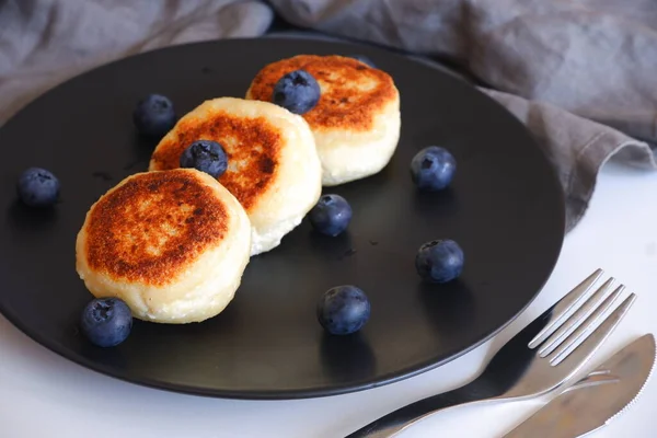 Quark Pfannkuchen Mit Blaubeeren Auf Schwarzem Teller — Stockfoto