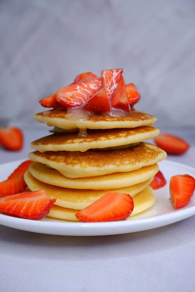 Pfannkuchen Mit Erdbeeren Auf Verschwommenem Hintergrund Lebensmittel Fotografie — Stockfoto