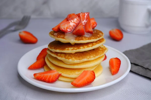 Pfannkuchen Mit Erdbeeren Auf Verschwommenem Hintergrund Lebensmittel Fotografie — Stockfoto