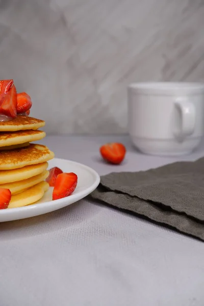 Pfannkuchen Mit Erdbeeren Auf Verschwommenem Hintergrund Lebensmittel Fotografie — Stockfoto