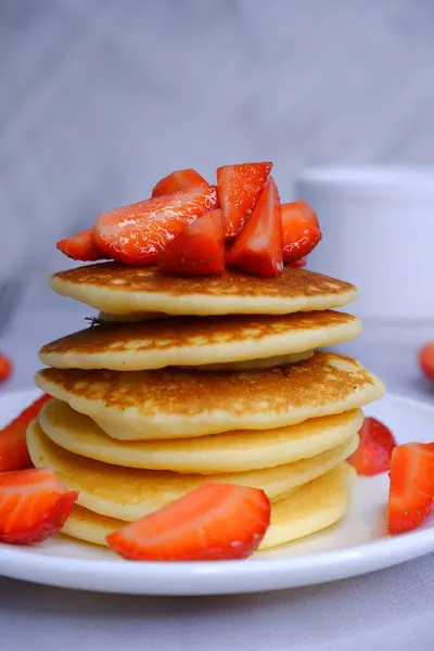 Pfannkuchen Mit Erdbeeren Auf Verschwommenem Hintergrund Lebensmittel Fotografie — Stockfoto