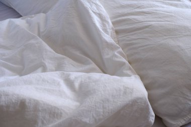 Beyaz çarşaf dokusu. Geçmişe uygun. İç mekan. Yatak.