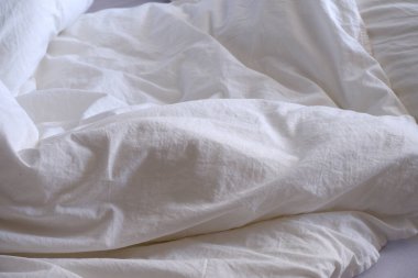 Beyaz çarşaf dokusu. Geçmişe uygun. İç mekan. Yatak.