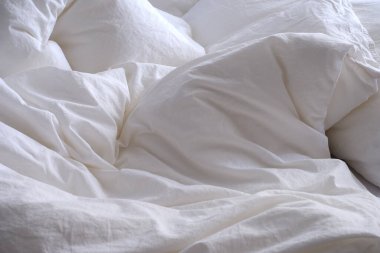 Beyaz çarşaf dokusu. Geçmişe uygun. İç mekan. Yatak.