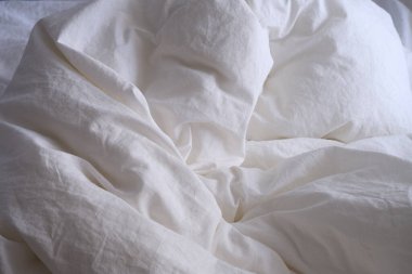 Beyaz çarşaf dokusu. Geçmişe uygun. İç mekan. Yatak.