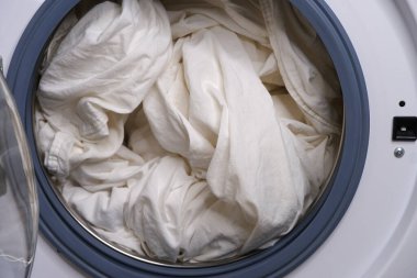 Çamaşır makinesinde çamaşır yıkamak.