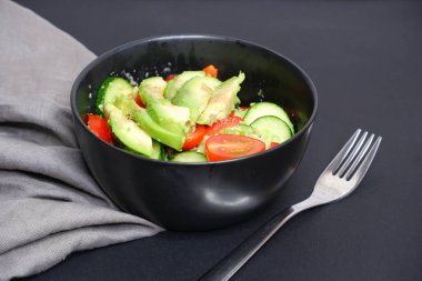 Avokado, domates ve salatalıklı sebze salatası. Yiyecekler. Yemek pişirme.