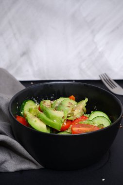 Avokado, domates ve salatalıklı sebze salatası. Yiyecekler. Yemek pişirme.