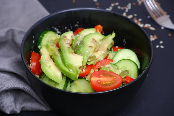 Gemüsesalat Mit Avocado Tomaten Gurken Essen Kochen — Stockfoto