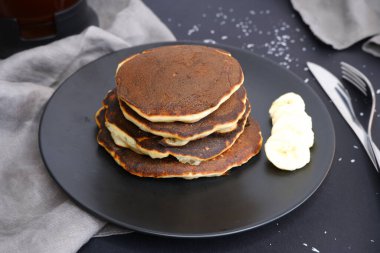 Siyah arka planda muzlu krep..