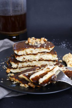 Bir yığın kesilmiş gözleme ve muz..