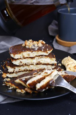 Bir yığın kesilmiş gözleme ve muz..