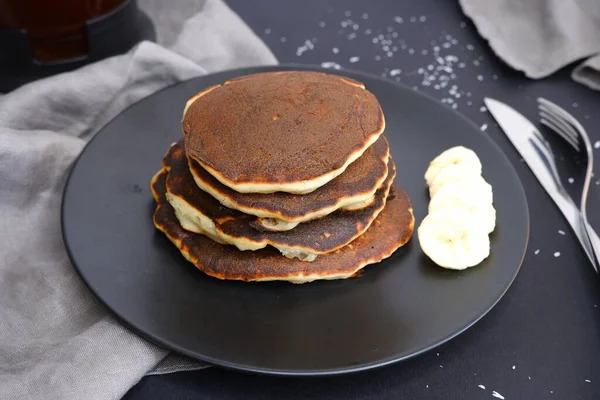 Bananen Pfannkuchen Auf Schwarzem Hintergrund — Stockfoto