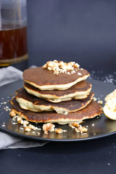 Pancake Pisang Dan Remah Remah Kacang Kenari Pada Latar Belakang — Stok Foto