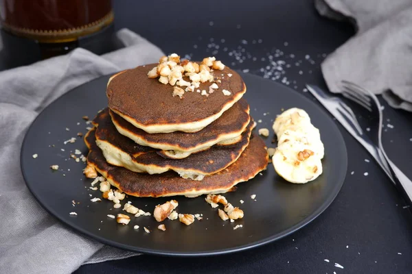 Bananenpfannkuchen Und Walnusskrümel Auf Schwarzem Hintergrund — Stockfoto