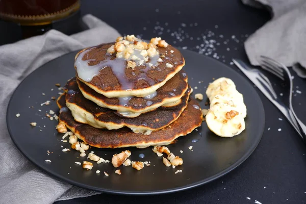 Panquecas Banana Migalhas Nozes Com Leite Condensado Fundo Preto — Fotografia de Stock