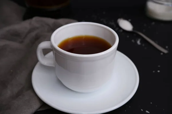 Tasse Schwarzer Kaffee Auf Schwarzem Hintergrund — Stockfoto