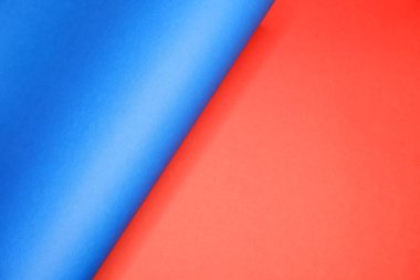 Kırmızı arkaplanda mavi karton.