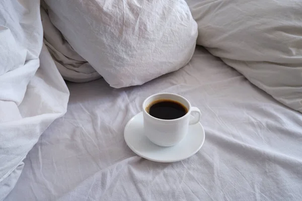 Eine Tasse Schwarzen Kaffee Einem Weißen Bett Frühstück Bett Innenraum — Stockfoto