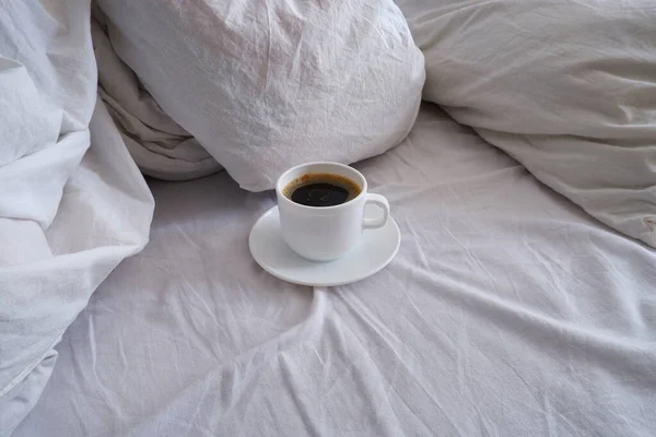 Una Taza Café Negro Una Cama Blanca Desayuno Cama Interior — Foto de Stock