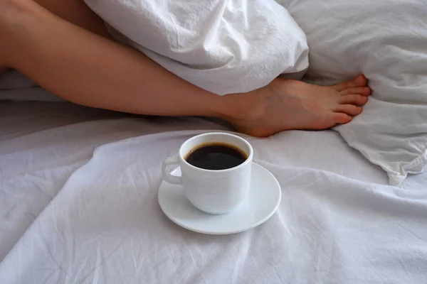 Das Mädchen Trinkt Kaffee Bett Eine Tasse Schwarzen Kaffee Einem — Stockfoto