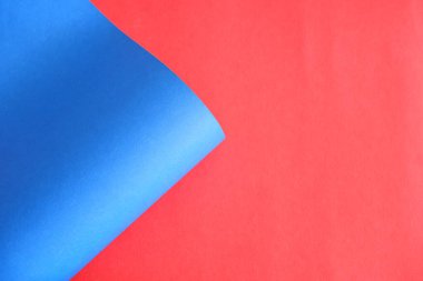 Kırmızı arkaplanda mavi karton.