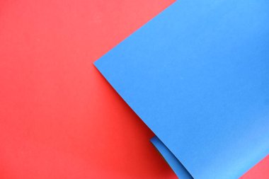 Kırmızı arkaplanda mavi karton.