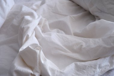 Yatak örtüsü dokusu. Beyaz çarşaf arka planı. Yatağa. İç mekan.