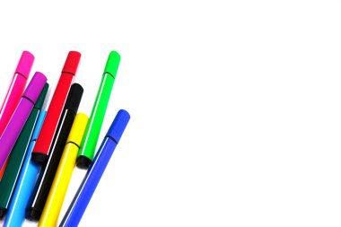 Renkli işaretler seti. Gökkuşağının tüm renkleri. Ofis ve okul malzemeleri.